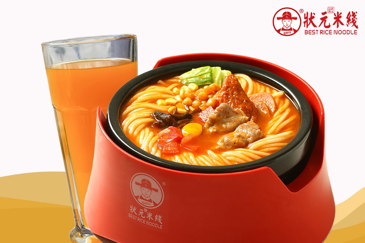 狀元米線好吃不貴，價(jià)格實(shí)惠，18年匠心堅(jiān)守只為一碗好米線，食材都是由總部工廠直供，保證口味統(tǒng)一，多種主食選擇，操作簡單，也不需要大廚，堂食+外賣+外帶，總部統(tǒng)一培訓(xùn)，扶持創(chuàng)業(yè)，無需經(jīng)驗(yàn)即可開一家米線店，大眾消費(fèi)，老少皆宜，全時段可經(jīng)營，總部提供一站式扶持！