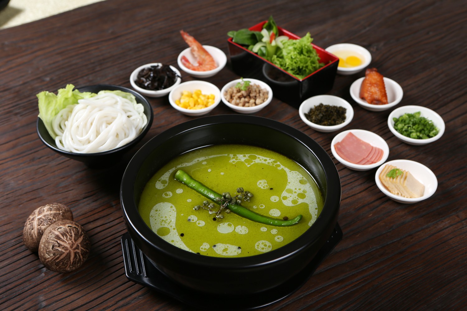 一個投資小，上手快，好操作的美食餐廳！米線加盟好項(xiàng)目，全國合作熱線：400-967-2208