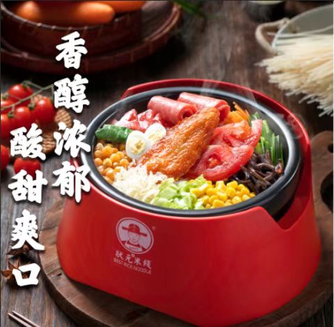 當(dāng)前，我國餐飲行業(yè)發(fā)展態(tài)勢明顯，主要體現(xiàn)在連鎖經(jīng)營、品牌培育、技術(shù)創(chuàng)新、管理科學(xué)化為代表的現(xiàn)代餐飲企業(yè)，逐步替代傳統(tǒng)餐飲業(yè)的手工隨意生產(chǎn)、單店作坊式、人為經(jīng)驗管理型，快步向產(chǎn)業(yè)化、集團化、連鎖化和現(xiàn)代化邁進。狀元米線，持續(xù)努力前行發(fā)展。感興趣的話可以電話咨詢：400-967-2208  地址：山東省濟寧市兗州區(qū)華金中心13樓