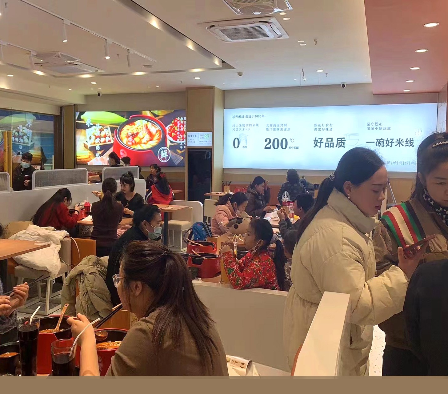 狀元米線20年來(lái)一直堅(jiān)持品質(zhì)至上誠(chéng)邀您隨時(shí)來(lái)總部考察，全國(guó)合作熱線：400-967-2208